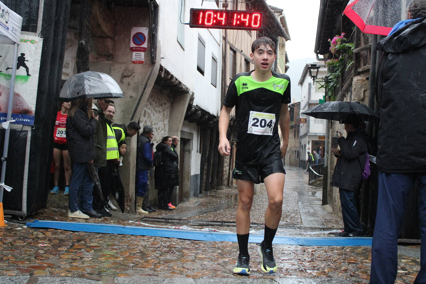 La lluvia no puede con la carrera de los lagares de San Esteban de la Sierra