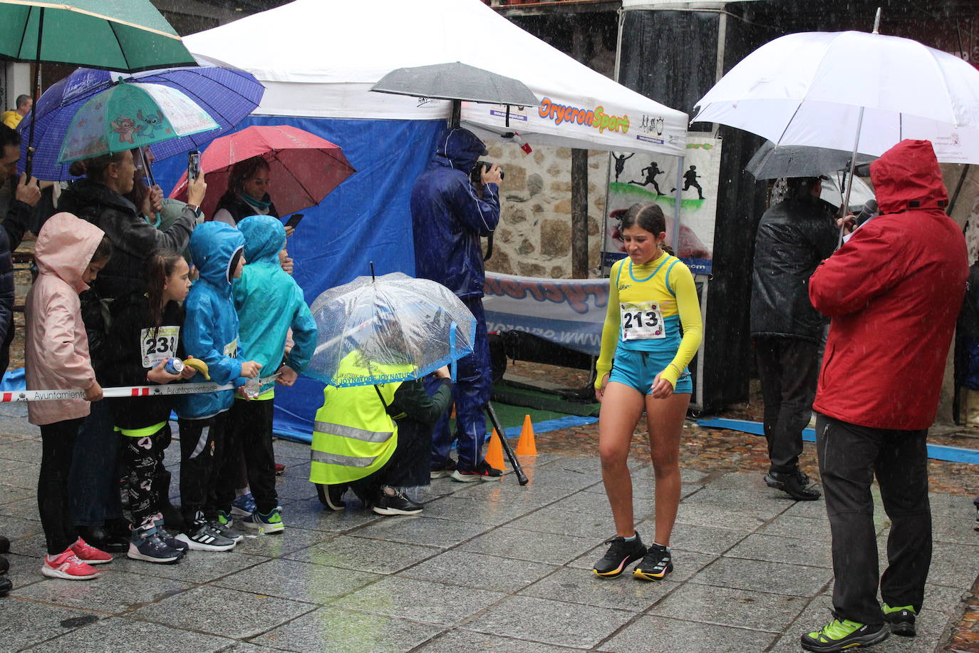 La lluvia no puede con la carrera de los lagares de San Esteban de la Sierra