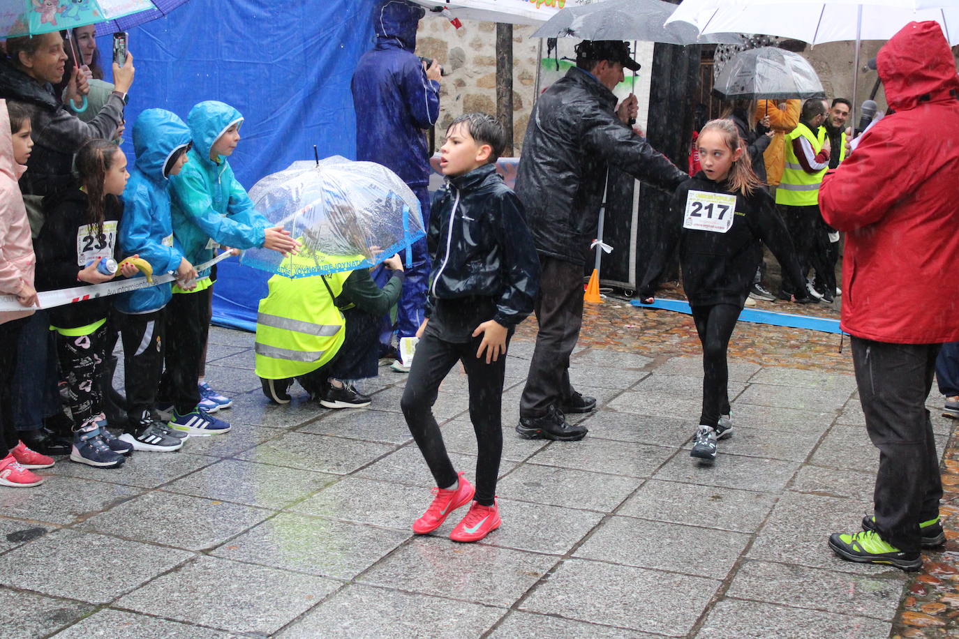 La lluvia no puede con la carrera de los lagares de San Esteban de la Sierra