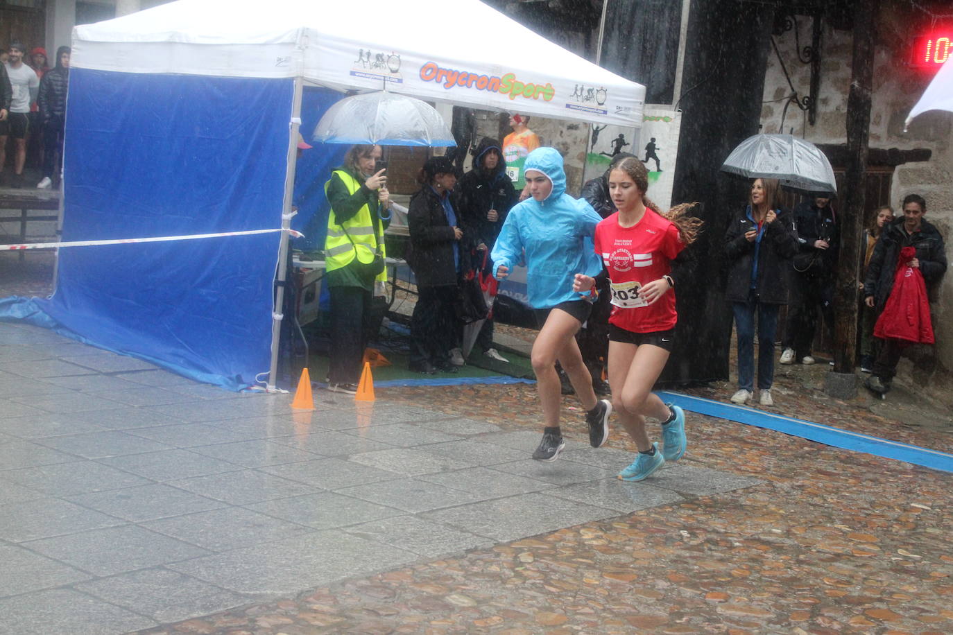 La lluvia no puede con la carrera de los lagares de San Esteban de la Sierra