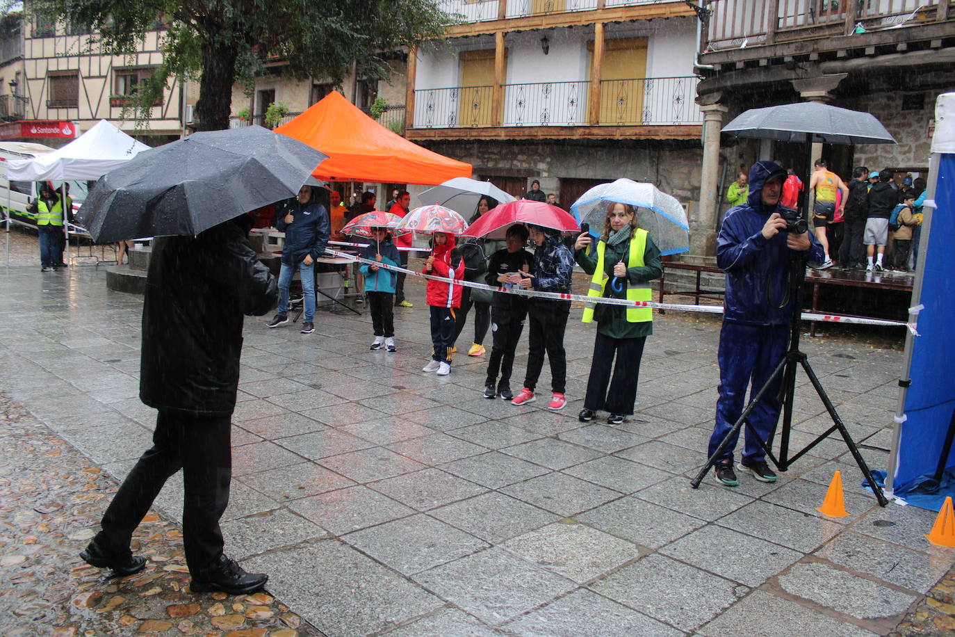 La lluvia no puede con la carrera de los lagares de San Esteban de la Sierra