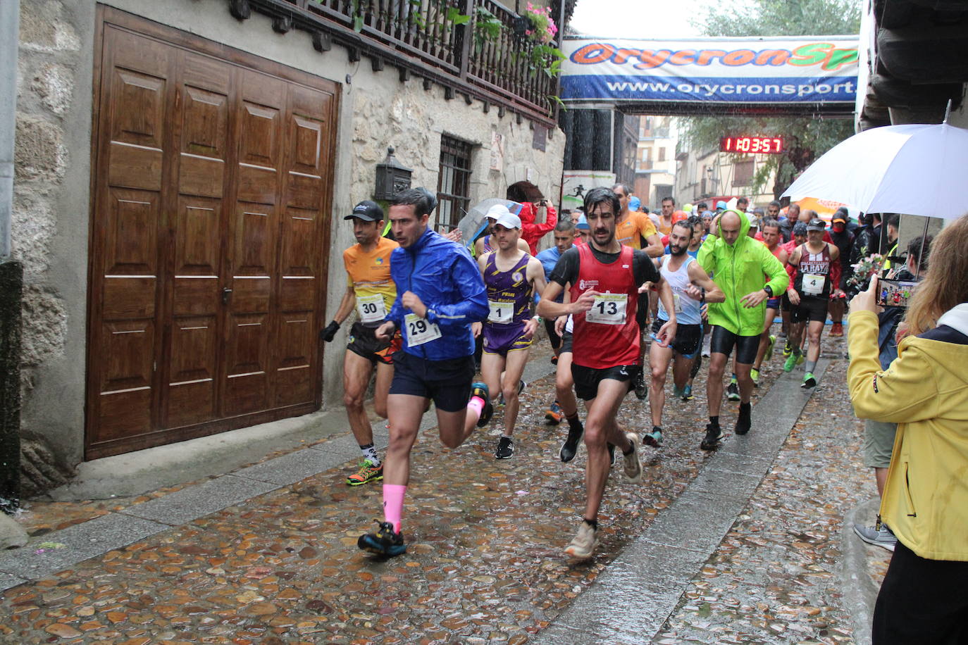 La lluvia no puede con la carrera de los lagares de San Esteban de la Sierra