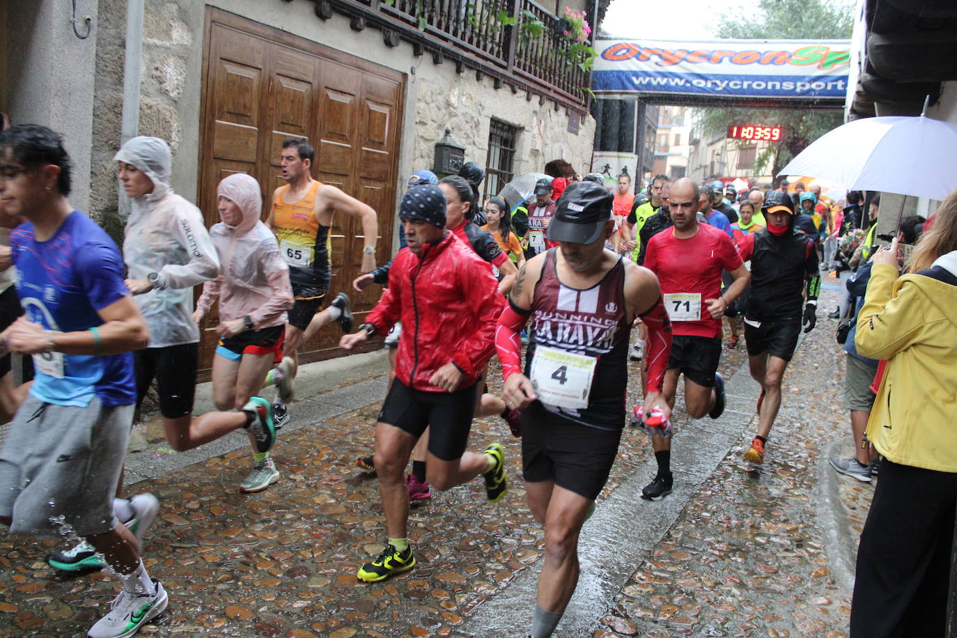 La lluvia no puede con la carrera de los lagares de San Esteban de la Sierra