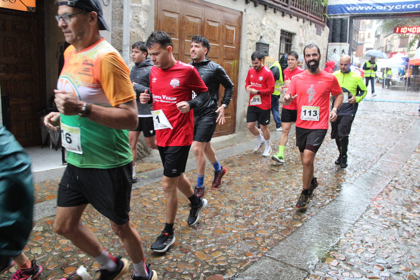 La lluvia no puede con la carrera de los lagares de San Esteban de la Sierra