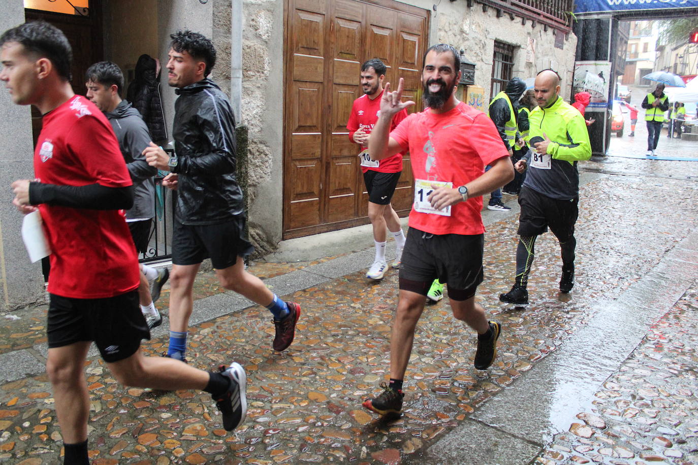 La lluvia no puede con la carrera de los lagares de San Esteban de la Sierra