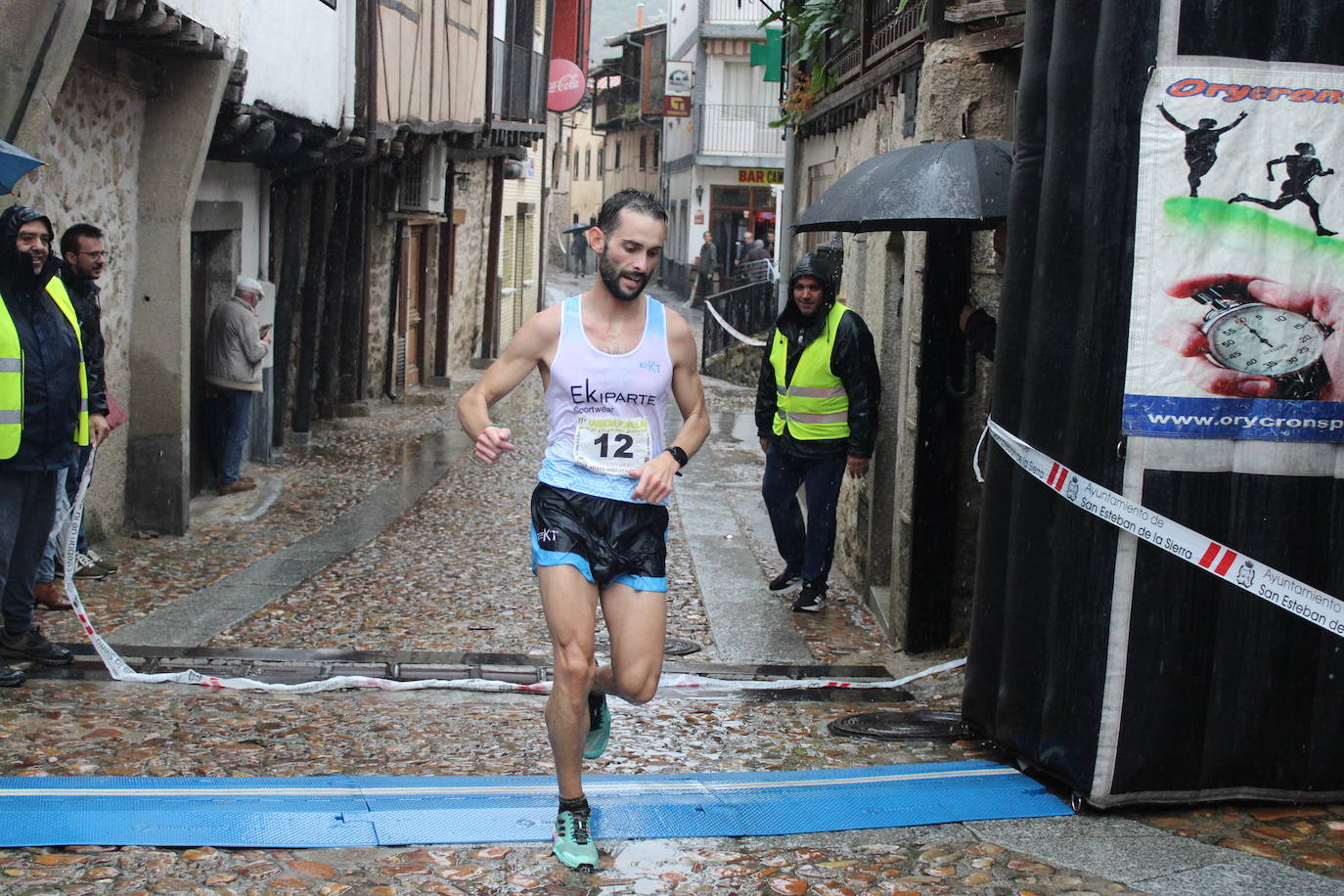 La lluvia no puede con la carrera de los lagares de San Esteban de la Sierra