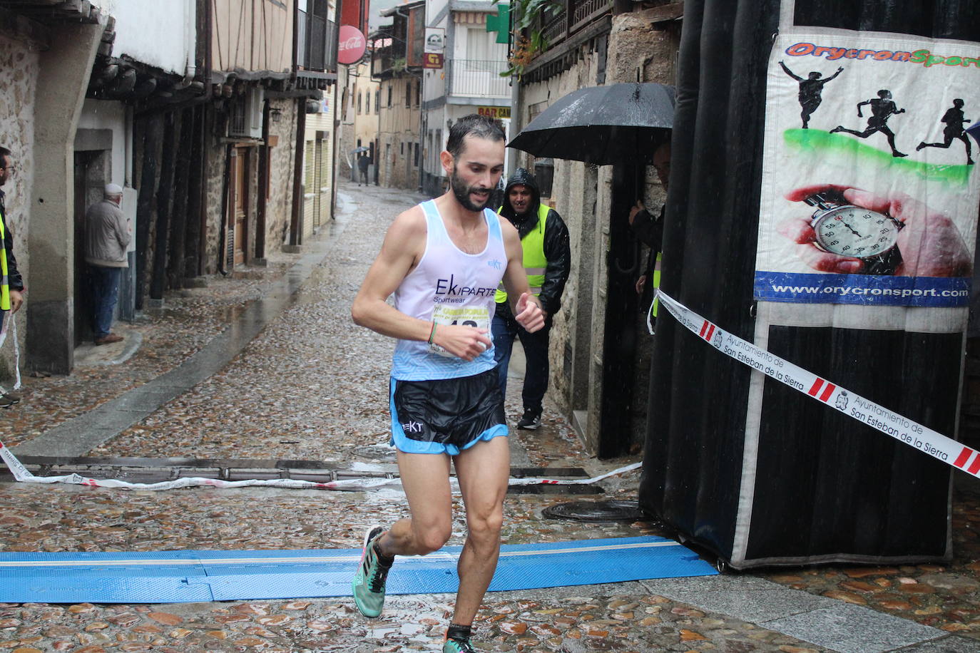 La lluvia no puede con la carrera de los lagares de San Esteban de la Sierra