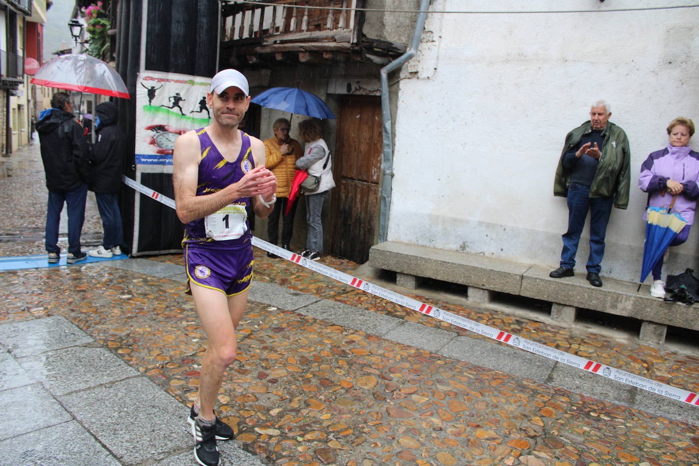 La lluvia no puede con la carrera de los lagares de San Esteban de la Sierra