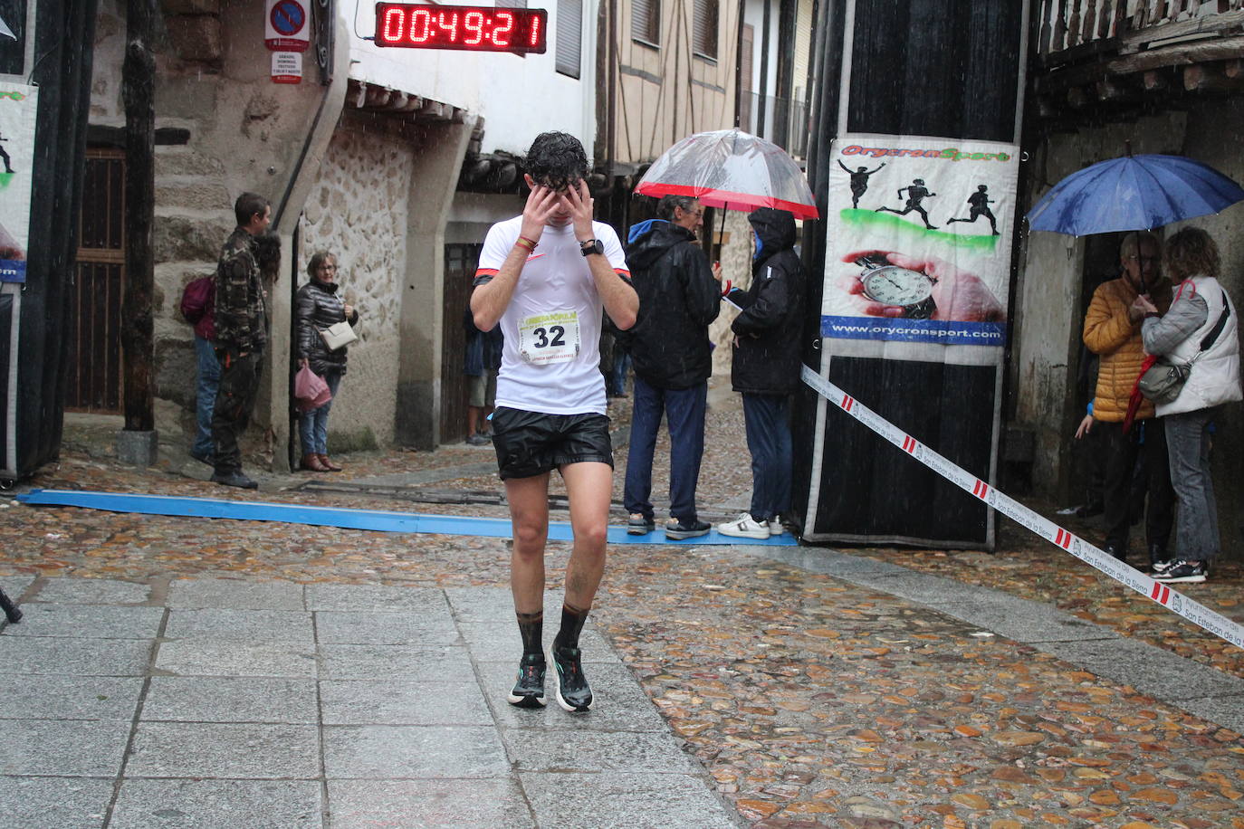 La lluvia no puede con la carrera de los lagares de San Esteban de la Sierra