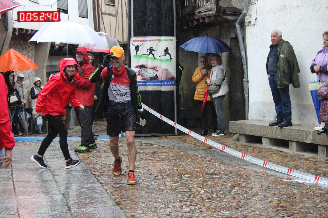 La lluvia no puede con la carrera de los lagares de San Esteban de la Sierra