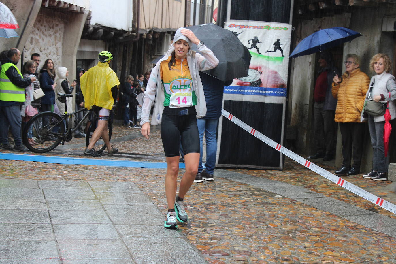 La lluvia no puede con la carrera de los lagares de San Esteban de la Sierra