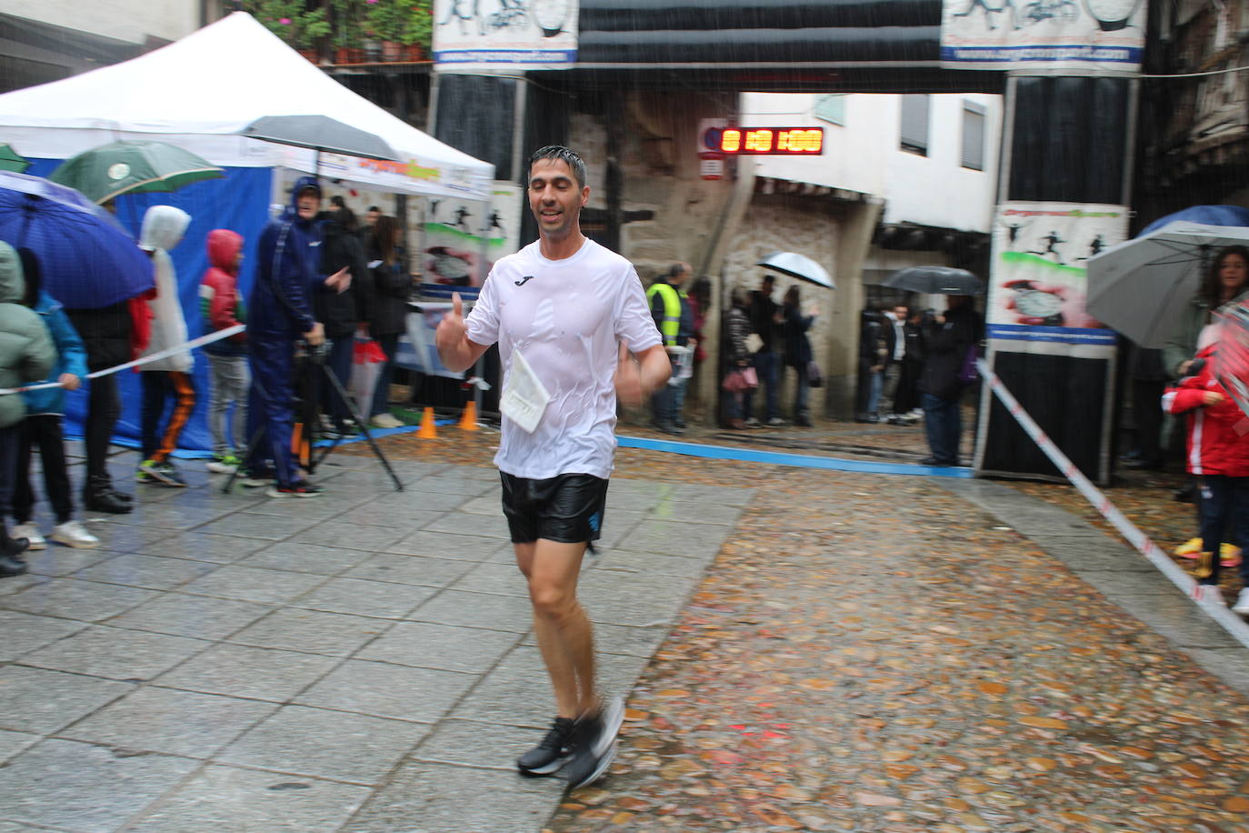 La lluvia no puede con la carrera de los lagares de San Esteban de la Sierra