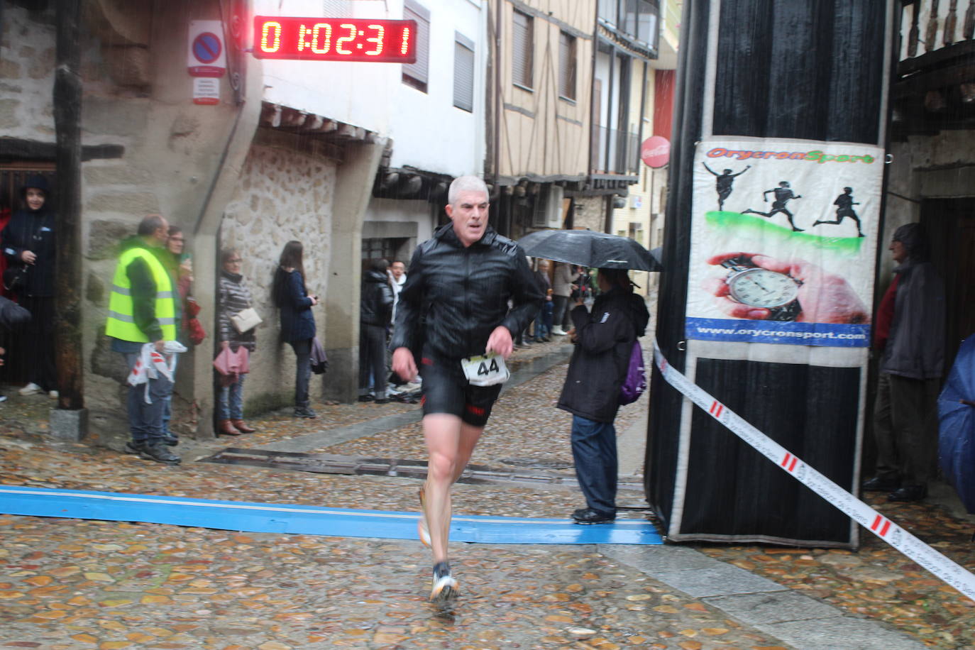 La lluvia no puede con la carrera de los lagares de San Esteban de la Sierra