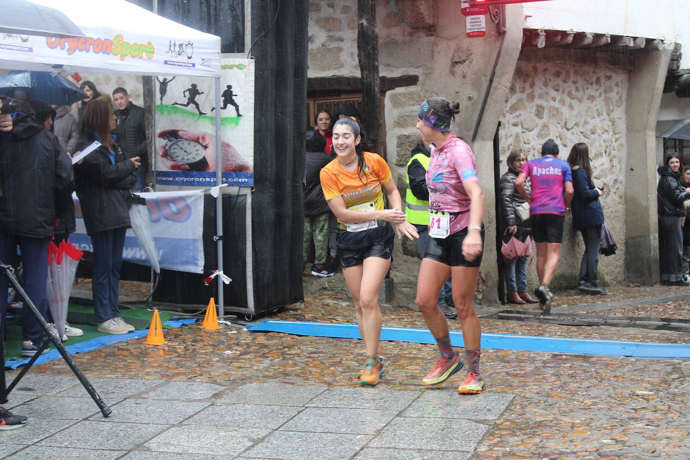 La lluvia no puede con la carrera de los lagares de San Esteban de la Sierra
