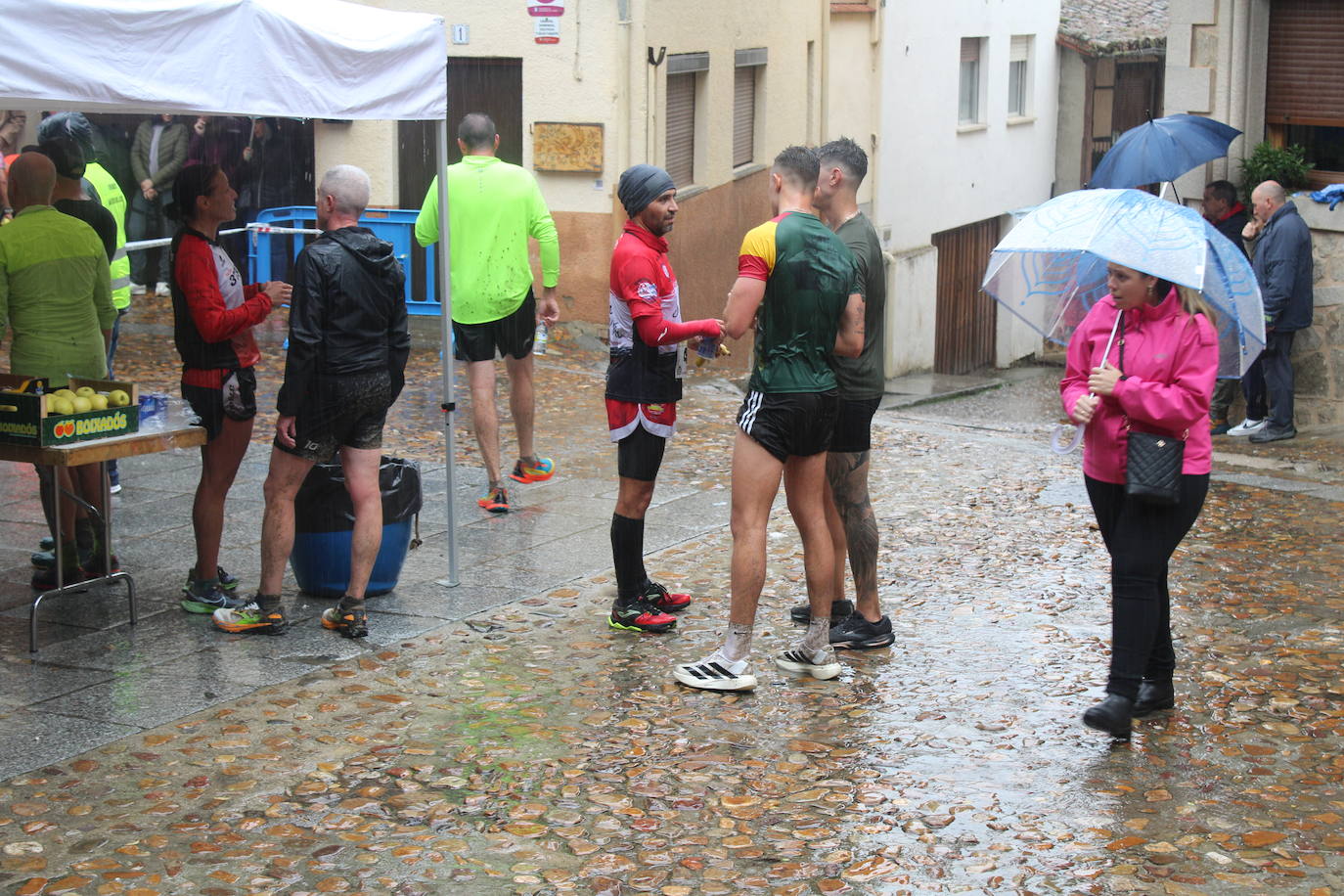 La lluvia no puede con la carrera de los lagares de San Esteban de la Sierra