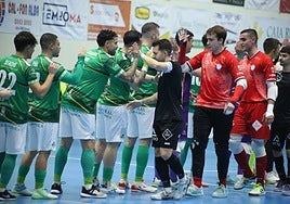 Saludo entre los jugadores de ambos equipos antes del partido.