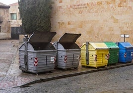 Contenedores de basura en una de las zonas del centro de Salamanca.