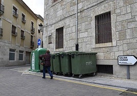 Varios contenedores ubicados en el casco histórico de Ciudad Rodrigo.