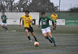 El jugador del CD Guijuelo Kinateder conduce el esférico mientras es perseguido por un rival.