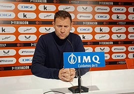 Mario Simón, sobre el jugador local expulsado que siguió en el campo durante unos segundos: «El club tendrá que valorar  si tiene que tomar medidas»