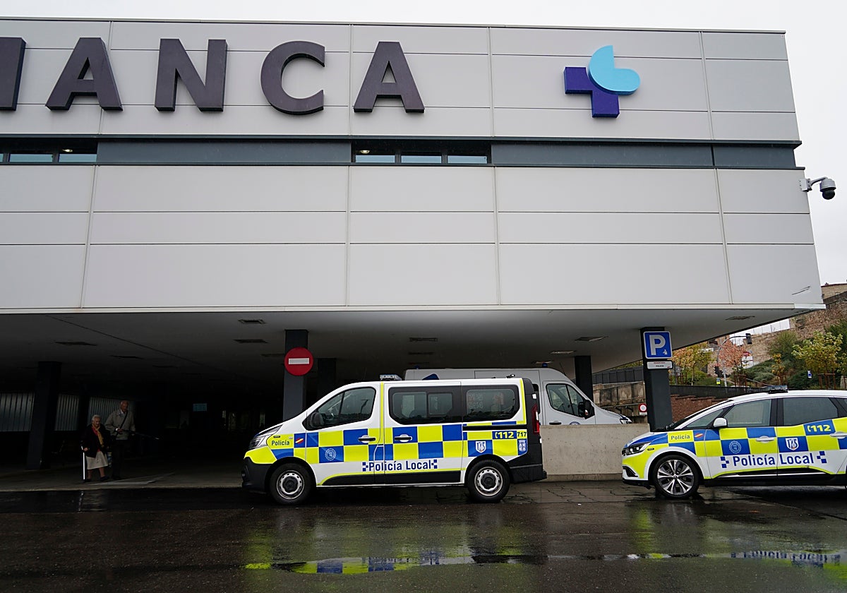 Dotaciones de la Policía Local de Salamanca, en el Hospital.