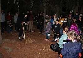 Actividad teatralizada en la noche de Todos los Santos.