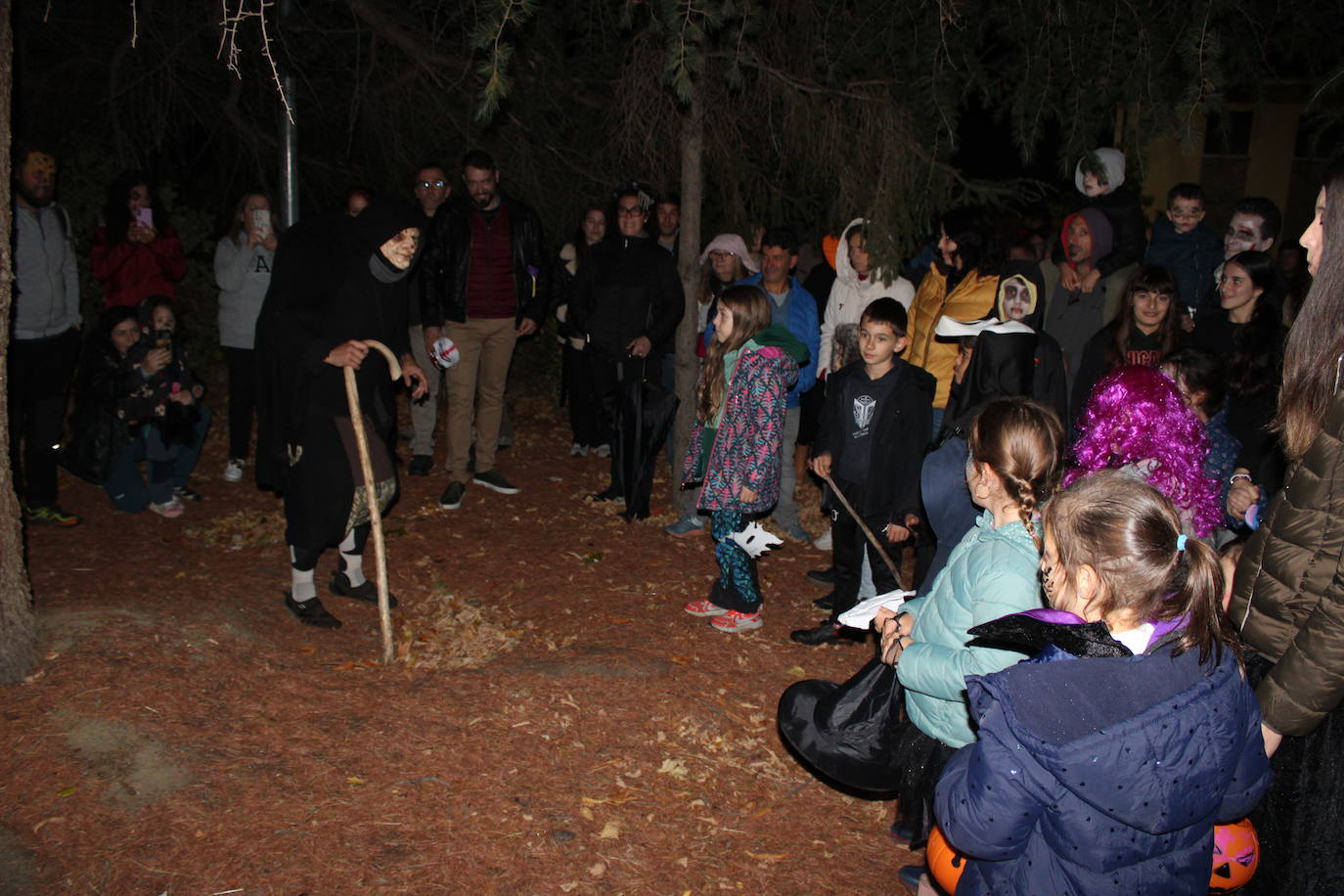 Niños y mayores disfrutan en El Tejado