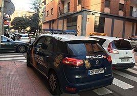 Una dotación de la Policía Nacional, en la calle Fernando de Rojas.