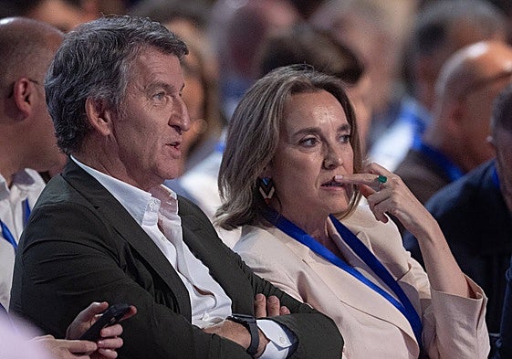 El presidente del PP, Alberto Núñez Feijóo, y la diputada del PP y exsecretaria, Cuca Gamarra.
