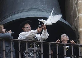 'El Mariquelo' soltó la tradional paloma desde la ventana del reloj.