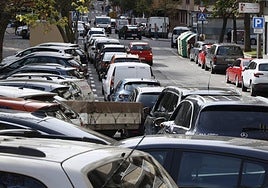 Vehículos en doble fila en el entorno del parque Picasso a la hora de salida de las clases.