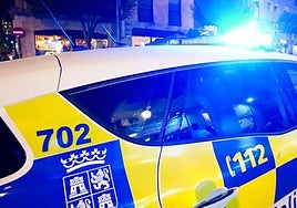 Un coche de la Policía Local, en la Gran Vía de Salamanca.