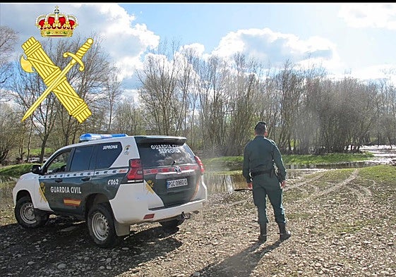 Un agente durante la intervención.