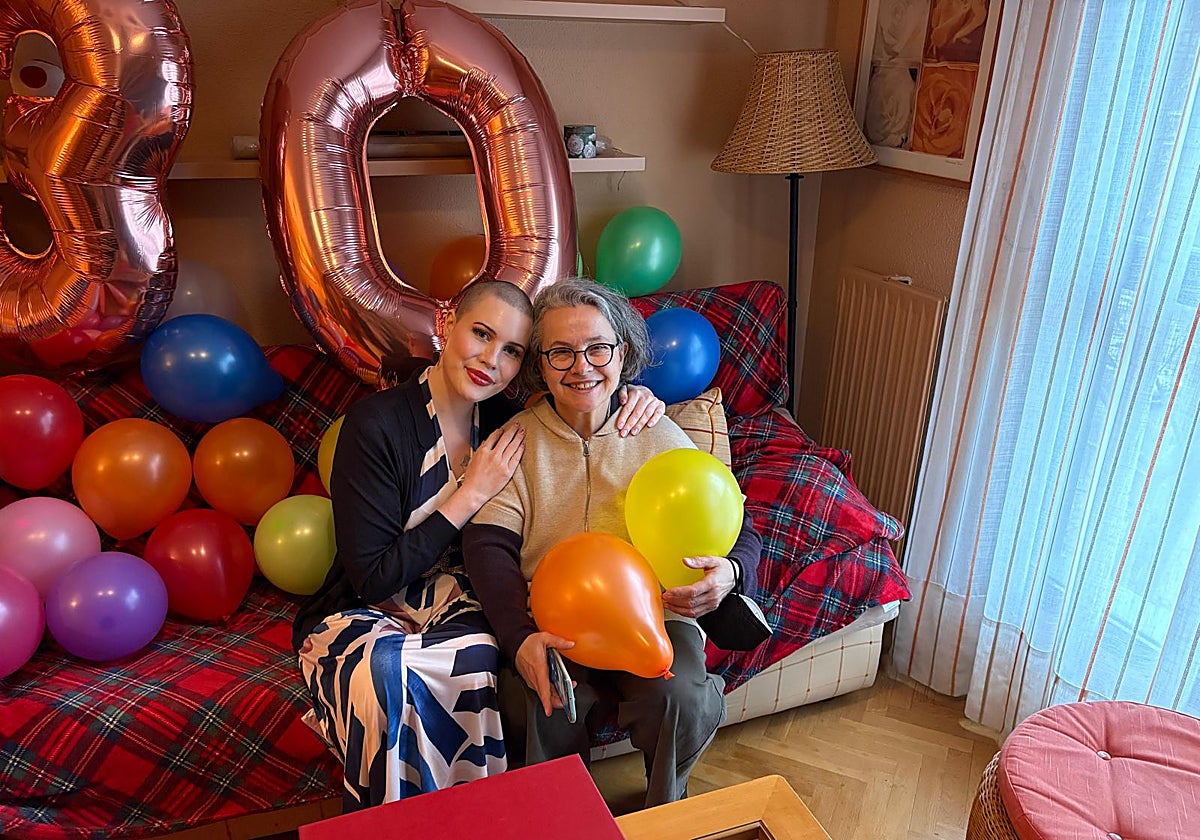 Olga celebrando su cumpleaños junto a su madre tras el trasplante.