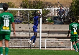 Leo Mendes detiene el esférico durante un partido de la presente campaña.