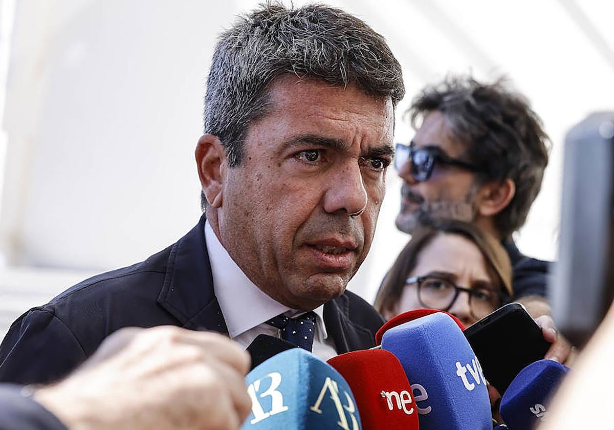 Carlos Mazón, atiende a los medios de comunicación.