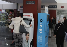 Una usuaria intenta adquirir un billete en la estación de autobuses de Salamanca.