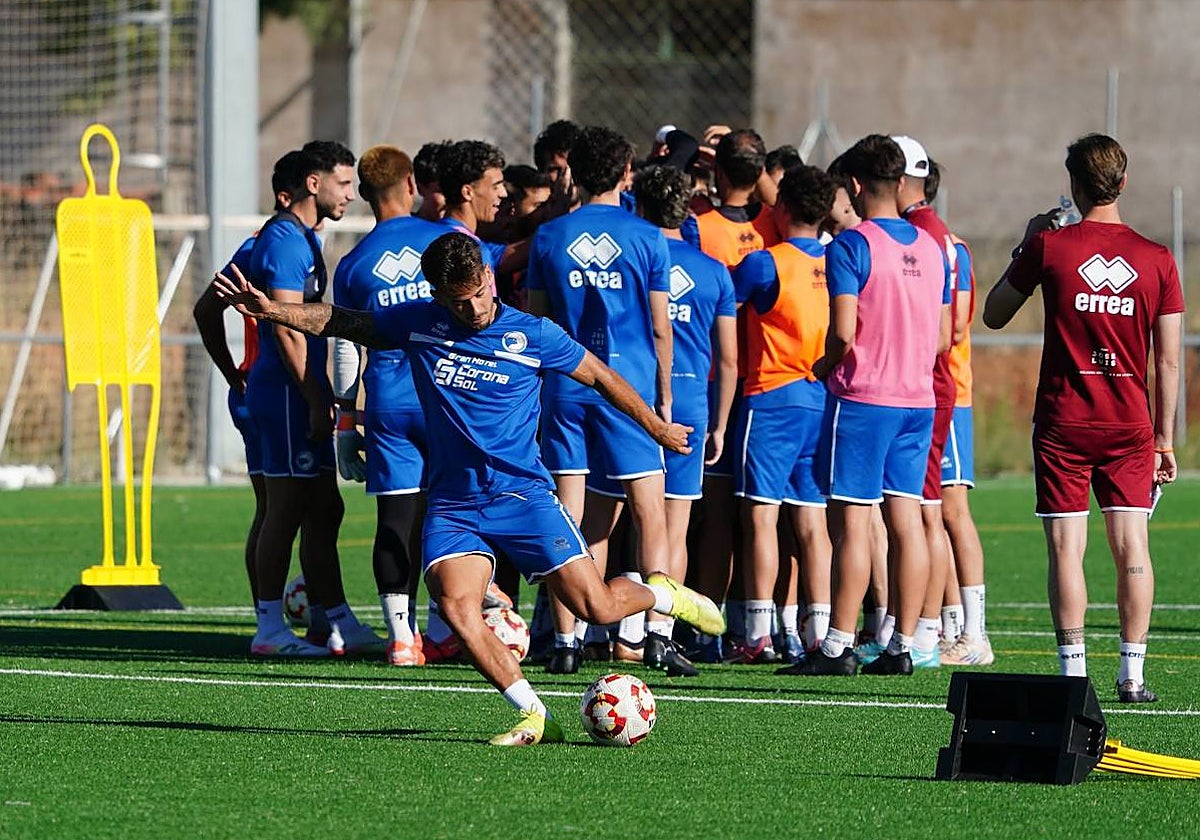 Palmero en una sesión de entrenamiento con Unionistas antes de ser sancionado por FIFA.