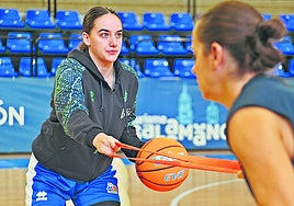 Iyana Martín y Andrea Vilaró haciendo un ejercicio con gomas y balón durante una sesión de trabajo en Würzburg.
