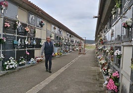 Ramón Sastre evalúa los nuevos canalones instalados en los nichos