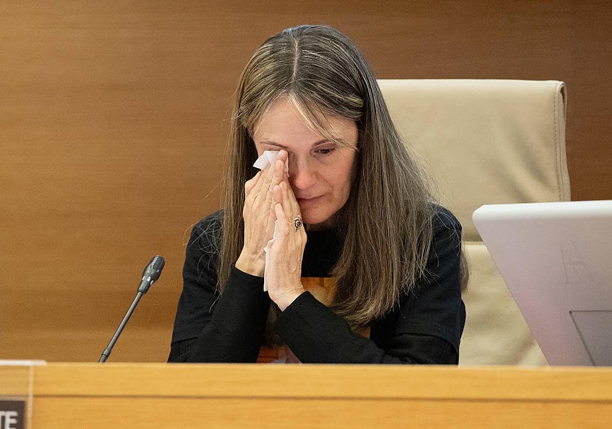 La Presidenta Associació Víctimes Mortals DANA 29-O, Rosa María Álvarez, llora durante una comparecencia en el Congreso de los Diputado.