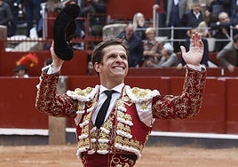 El Juli, en una vuelta al ruedo triunfal, en la plaza de toros de La Glorieta.