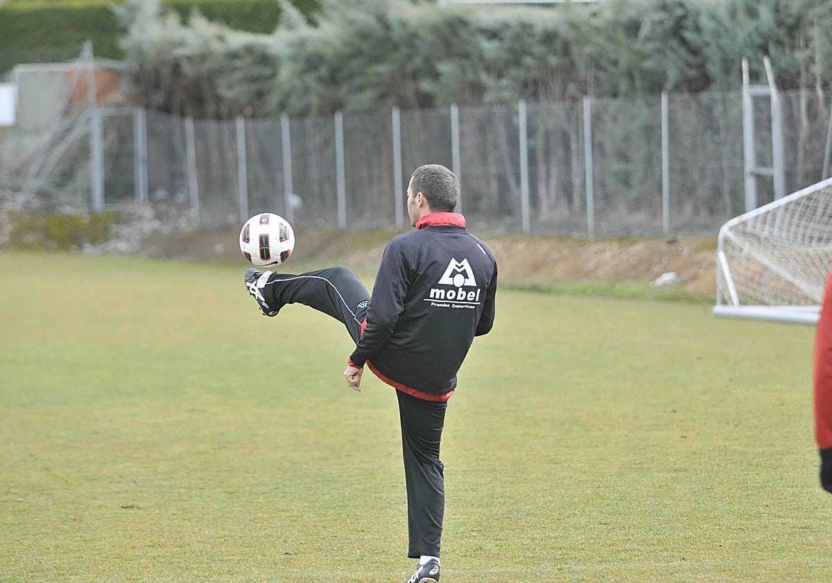 Óscar Cano dando toques a un balón en el campo anexo al Tori, durante su etapa al frente de la UDS.