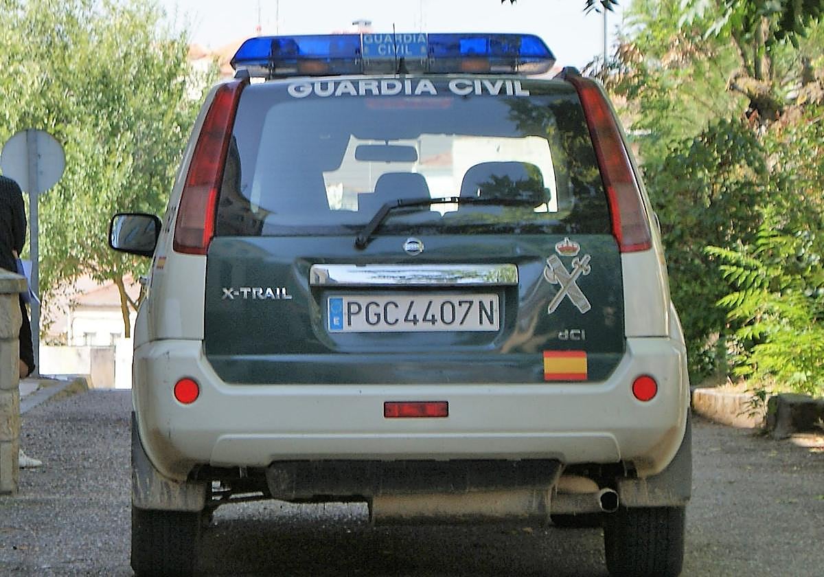 Un vehículo de la Guardia Civil entra en el Cuartel de Alba.