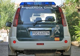 Un vehículo de la Guardia Civil entra en el Cuartel de Alba.