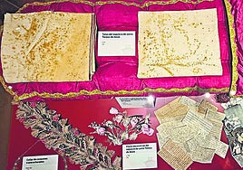 Las dos sábanas que cubrieron a Santa Teresa, junto a otros objetos encontrados en su sepulcro.