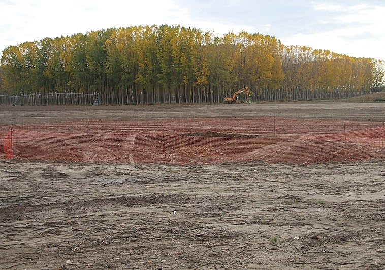 El lugar que ocupaba el yacimiento arqueológico del Castillo de la Torre Mocha en Pelabravo, ahora señalado con una malla de obra.