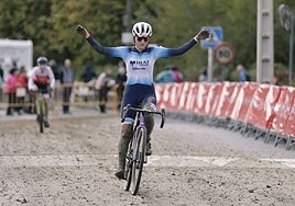 Laura Solares a su llegada a la meta.