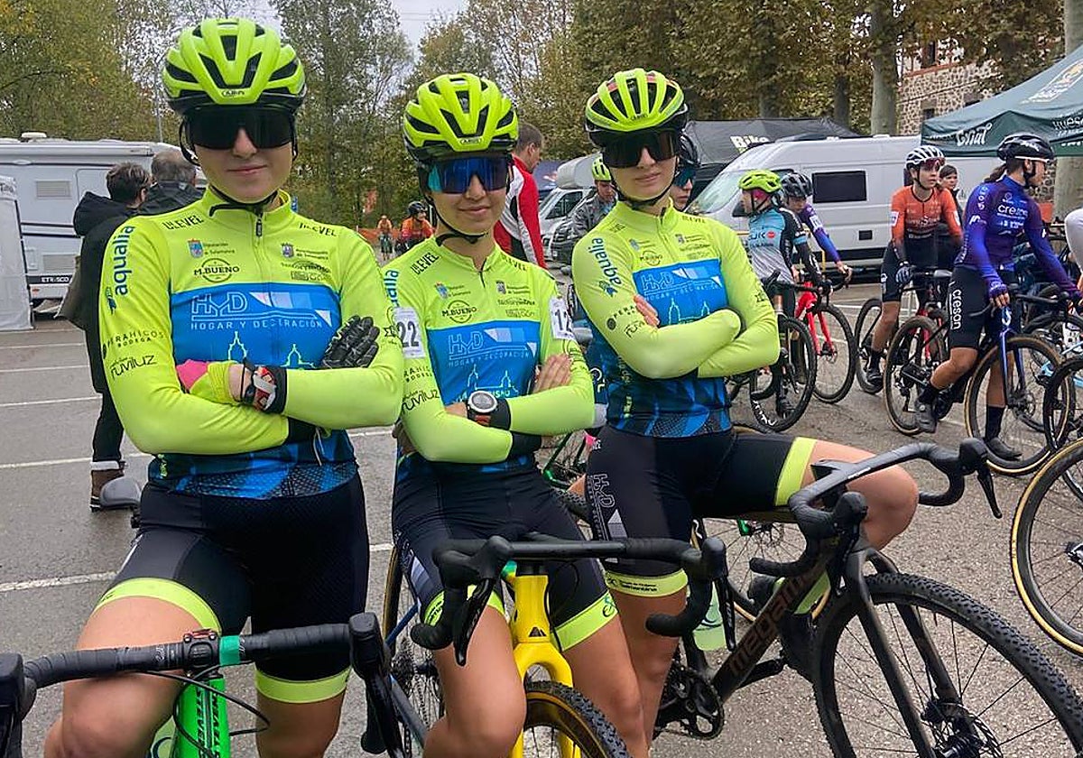 Ciclistas del equipo HyD Ciudad de Salamanca antes de ponerse en marcha.