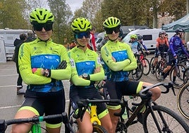 Ciclistas del equipo HyD Ciudad de Salamanca antes de ponerse en marcha.